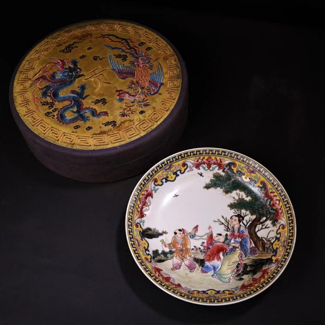 中国古美術・珍蔵粉彩陶磁器の皿・純手描き・刺繍箱付き・茶道具・食器・置物・極細工