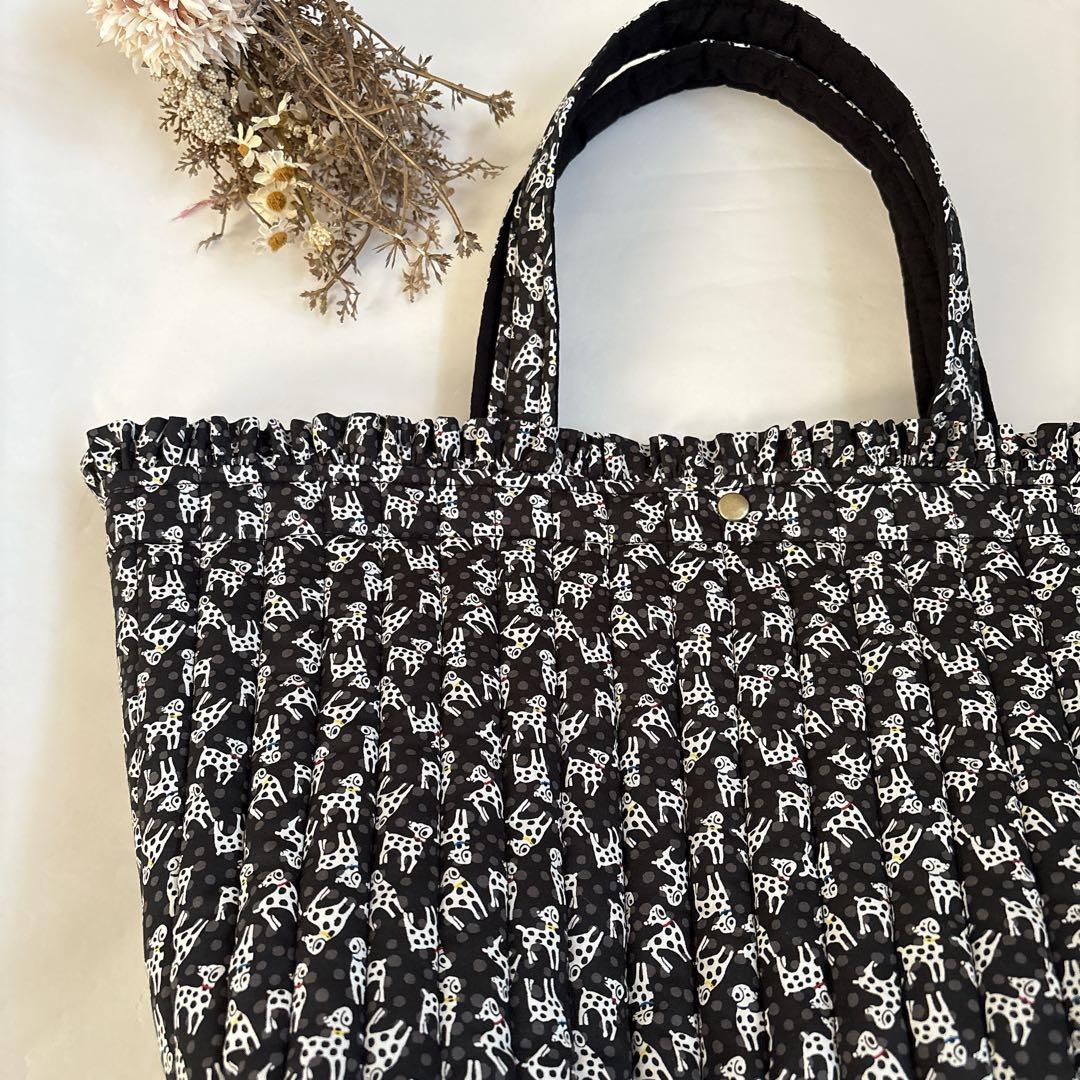 リバティ　フリルキルト特大トートバッグ　ダルメシアンドッツ黒　犬　ヌビバッグ風