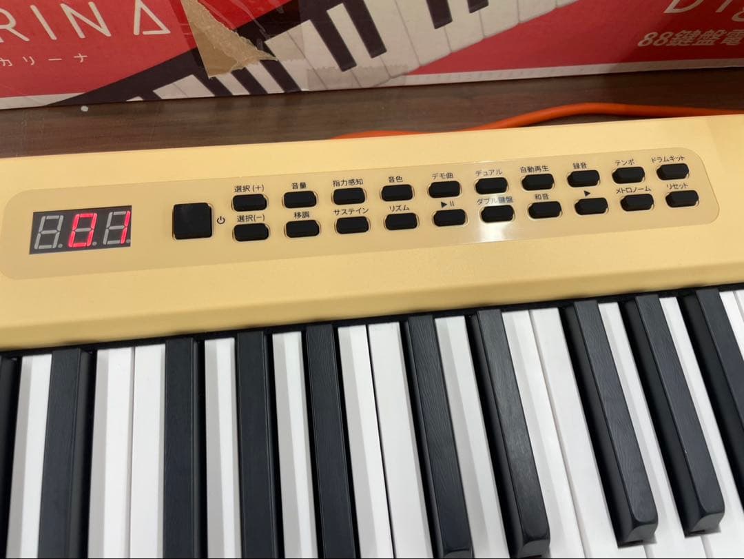 電子ピアノ　88鍵盤　充電タイプ　スリム軽量 オレンジ