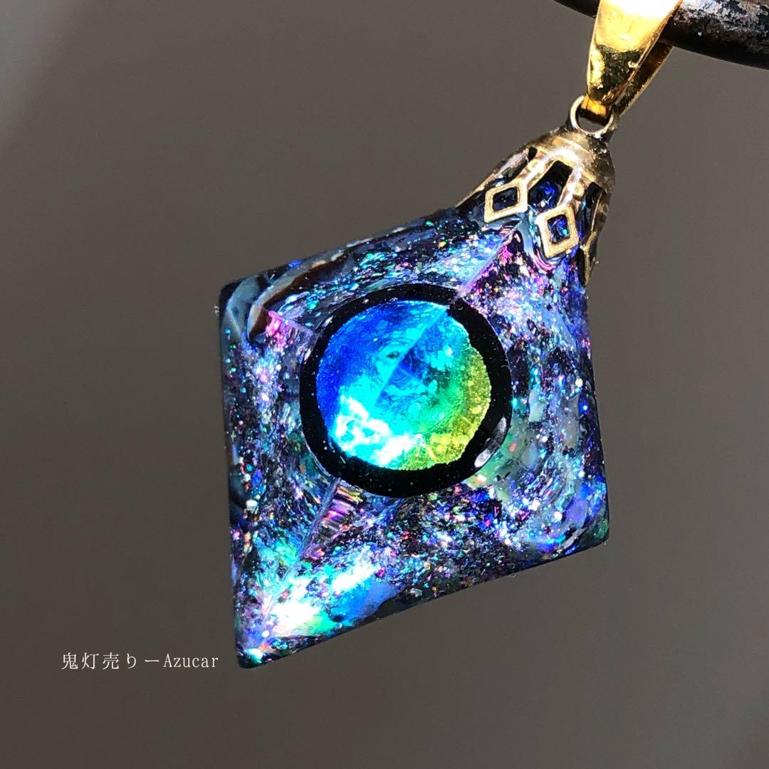 ダイヤモンドの雨が降る惑星　蓄光ホタルガラス入り宇宙レジンネックレス