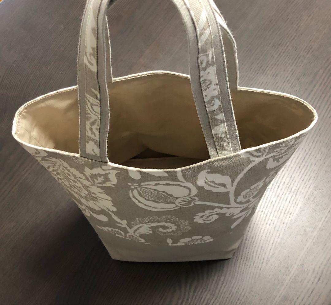 ベージュ花プリントの大きめバケツ型ショルダーバック