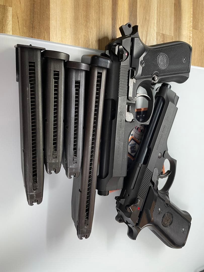 KSC M9 ベレッタ　ガスガン二丁　マガジン4つ付き
