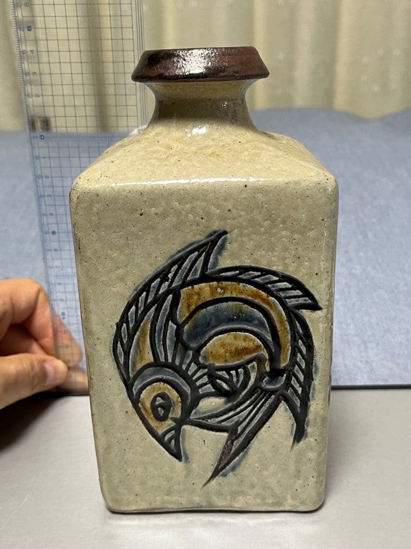 【断捨離】　金城敏男　線彫り魚文花瓶　壺屋焼やちむん　金城次郎長男