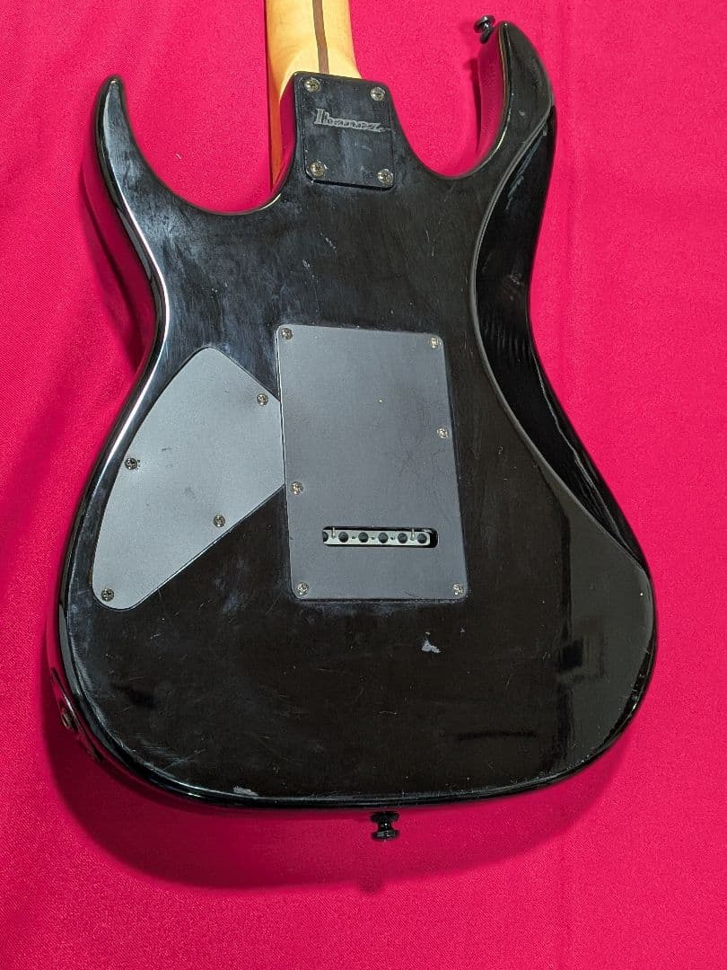 Ibanez ブラックエレキギター縄あり ギターケース付き