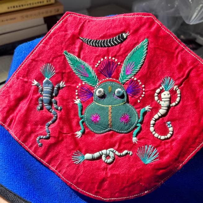 Embroidery 五毒文様の手刺繍お守り肚兜｜厄除けと健やかな願いを込めて