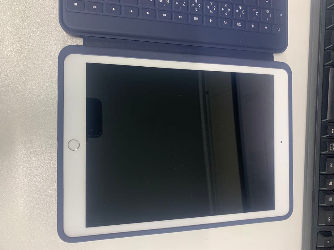 Apple iPad (第8世代) 10.2インチ ホワイト キーボードケース付