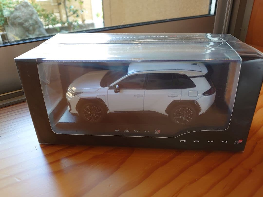【2台】新型RAV4 GRスポーツ ブラックホワイト　ホワイト カラーサンプル