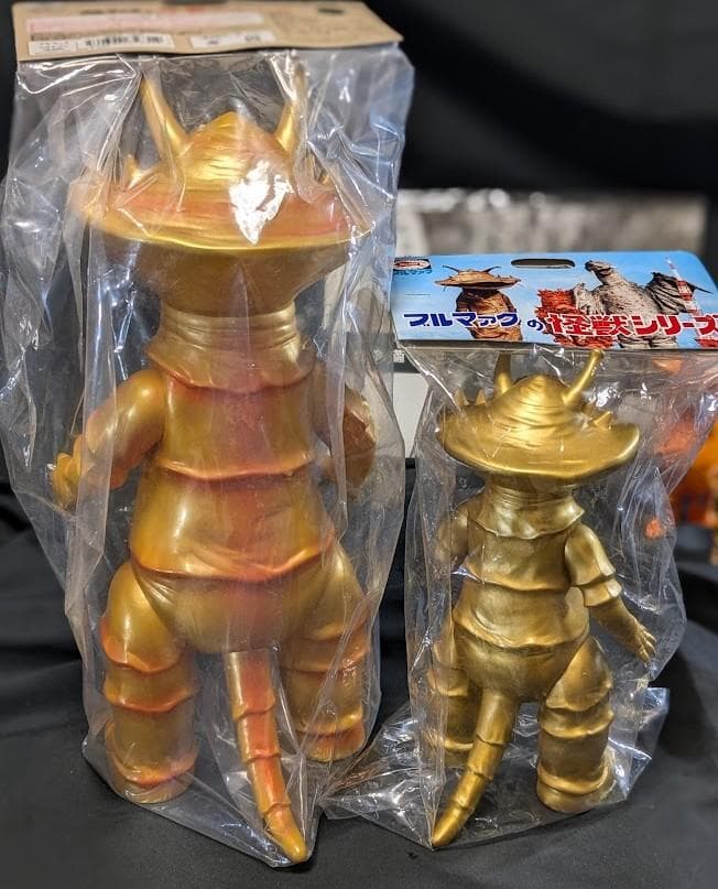 ジャイアントカネゴン＆ゴールド（ブルマァク復刻）未開封ソフビ他＋ビジュアル書籍